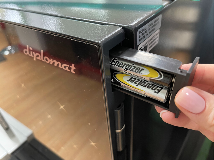 Батарейный отсек внутри двери сейфа Diplomat с плоской дверью премиальных серий iStella, HANA, Pearl и Palladium