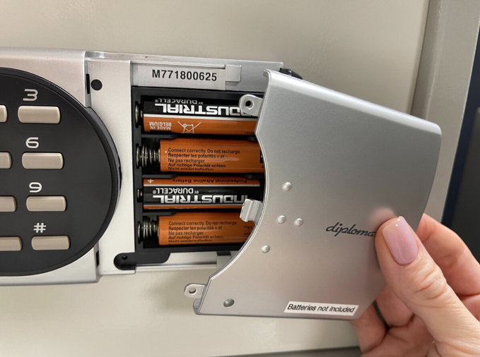 Батарейный отсек в клавиатуре замка Diplomat классических серий (замок EDL77)