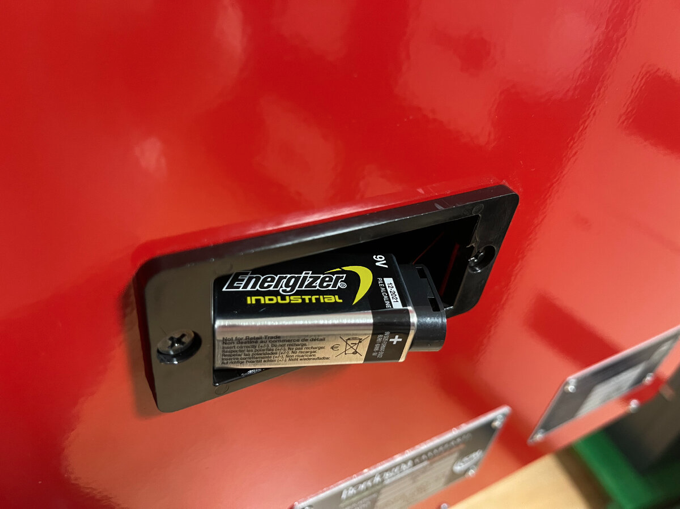 Батарейный отсек в двери сейфа Bordogna Brixia (внутренний доступ) – контакты для аварийного открывания снаружи на мембранной клавиатуре