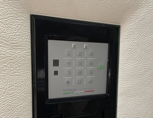 Мембранная клавиатура замка Bordogna zero3zero, по аналогии с Brixia Uno / Brixia Tre, имеет контакты + / - с внешней стороны двери: всё продуманно профессионалами