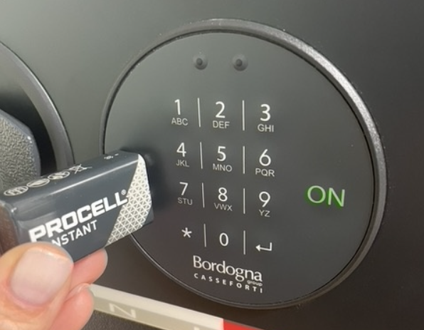 Внешние контакты для аварийного питания: вводите код, прислонив новую батарейку 9V (тип Крона) к контактам на клавиатуре, после чего замените батарейку внутри