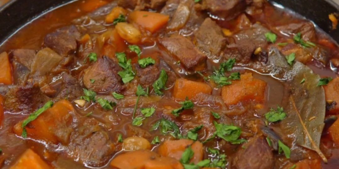 Томлёная говядина с изюмом и специями