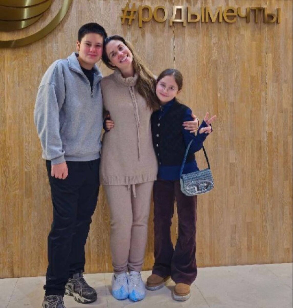 Агата Муцениеце в роддоме с детьми от первого брака. Фото: соцсети 