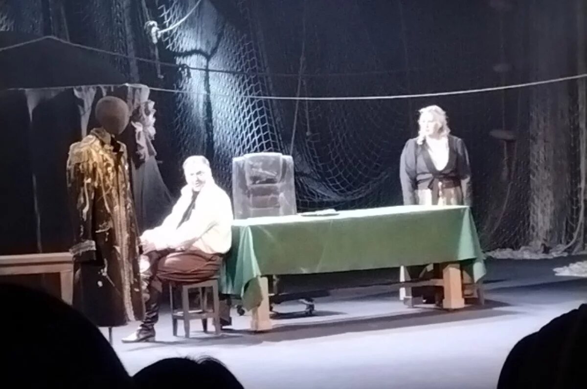    В Молодежном театре прошла премьера-бенефис Салавата Нурисламова