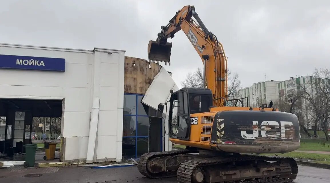    Демонтаж автосервиса на проспекте Стачек. Фото: скриншот из видео пресс-службы ККИ.