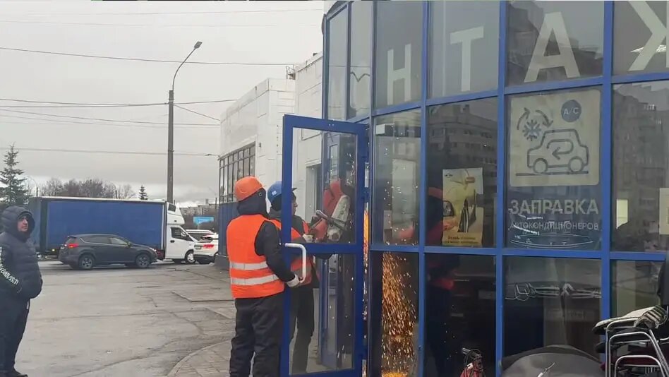    Демонтаж автосервиса на проспекте Стачек. Фото: скриншот из видео пресс-службы ККИ.