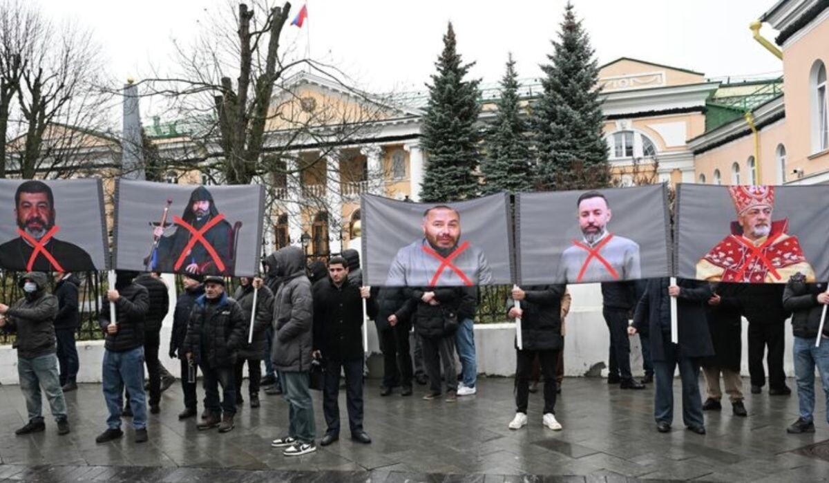     Участники акции "Мы вместе с Эчмиадзином" в защиту ААЦ у здания посольства Армении в Москве. Источник: © РИА Новости Автор фото: Екатерина Чеснокова