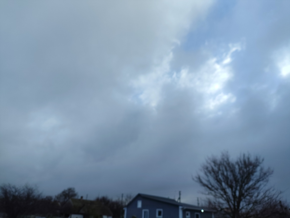 А я ловила кусочки чистого неба среди густых облаков