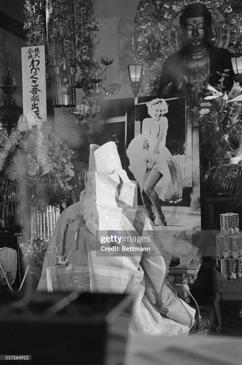 Настоятель буддийского храма Дайкити Терауч возносит молитвы, чтобы утешить душу Мэрилин Монро. 05.08.1973.