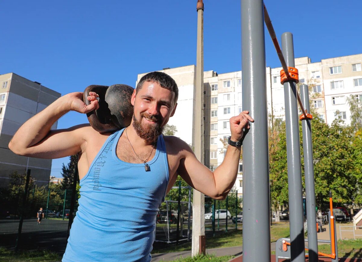 Чаще всего Николай Хохлов тренируется у себя во дворе в микрорайоне Восточный. Фото Валерия Воронова / «Медиацентр» 
