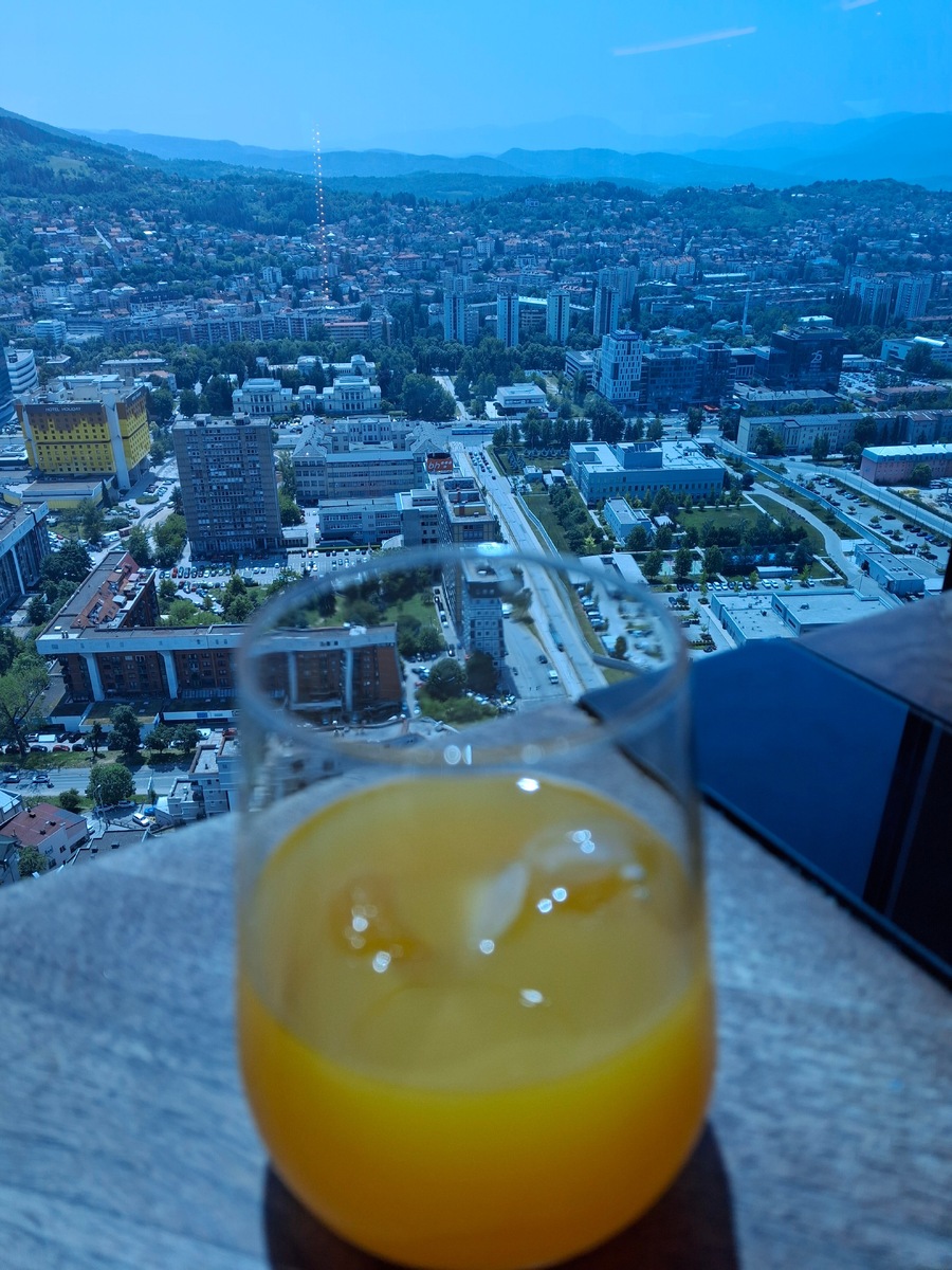 Вид на Сараево со смотровой площадки башни Avaz