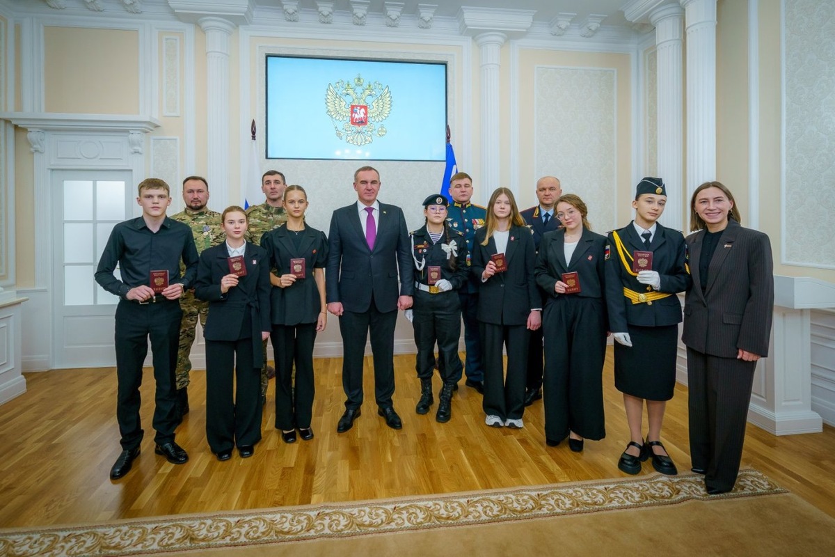    Губернатор ХМАО в преддверии Дня Конституции вручил паспорта школьникам