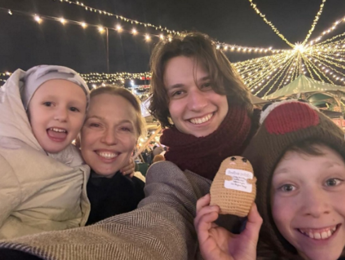 Альбина Джанабаева с сыновьями и дочкой от Валерия Меладзе. Фото: соцсети Альбины Джанабаевой