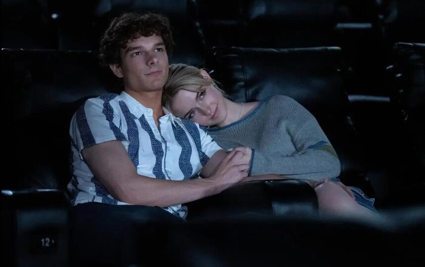    Клара (Уилла Фицджералд), недолго погоревав об отце и тётке, сбегает с похорон, как только на горизонте появляеося Миллер (Мэйсон Темз).Global Film