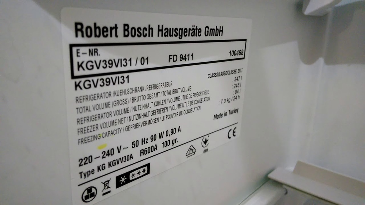 На этой наклейке в холодильнике находится информация о количестве фреона в системе