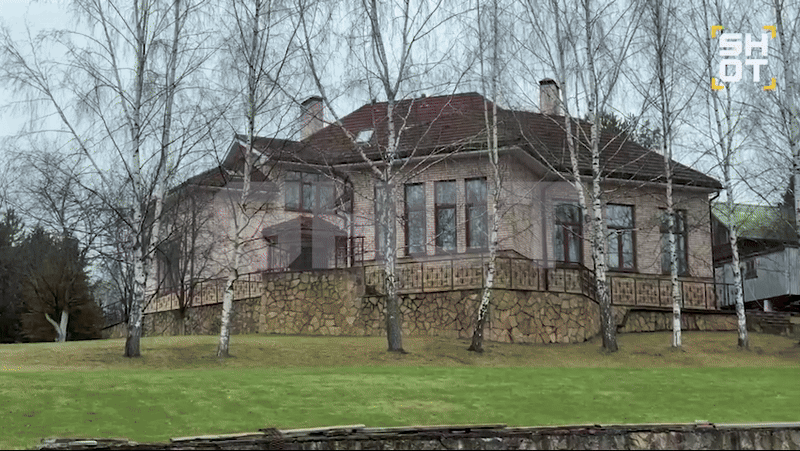 Как сообщает тг-канал Shot, Долина 12 лет не платила налоги за свой особняк в Подмосковье. В бюджет не поступило около 1 млн рублей налогов с роскошного имения певицы. GIF видео ТГ-канала SHOT