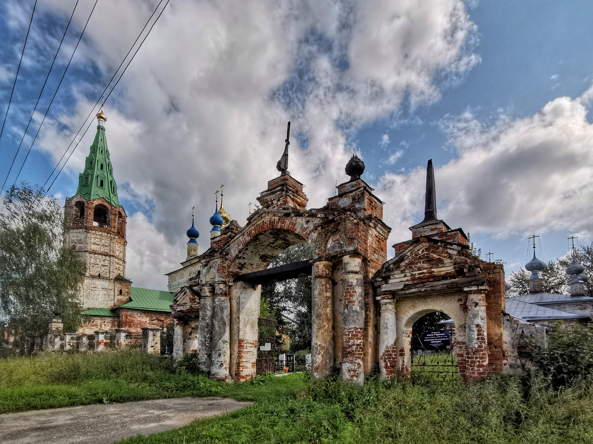 Горицы, храмовый комплекс Рождественской и Вознесенской церквей.