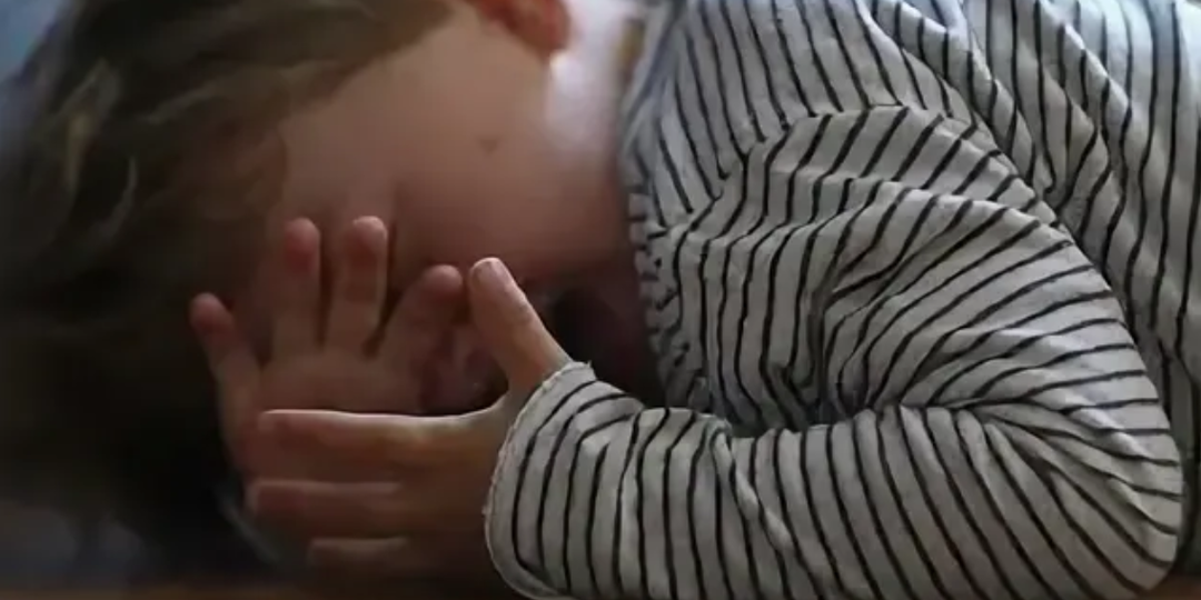 «Приходила со школы, а брат заплаканный. Мама привязывала его к кровати». Женщина годами издевалась над собственными детьми и морила голодом