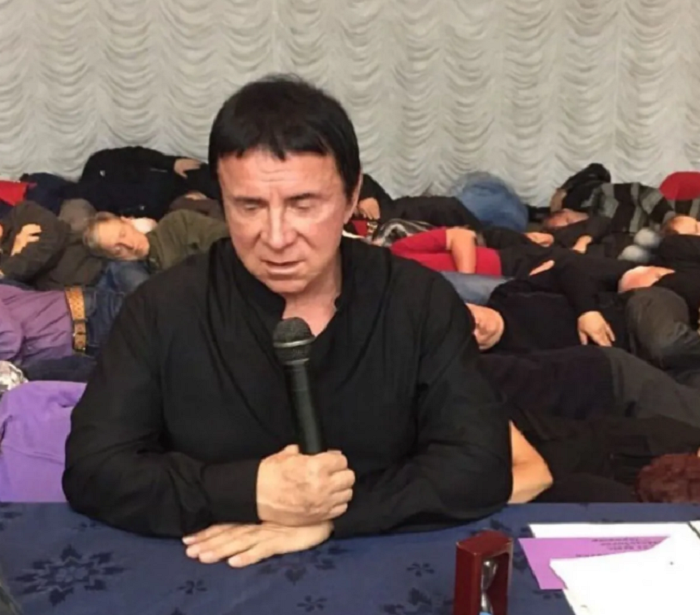 Кашпировский во время сеанса.