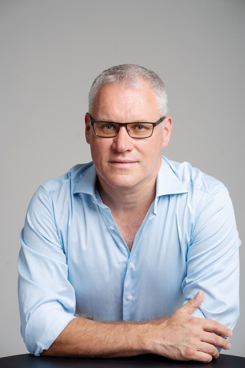 Российский отельный технологический рынок ждут значительные изменения. Основатель hotellab Анатолий Бурдаков в ноябре объявил о выходе из российского бизнеса и о скором прекращении работы компании под брендом hotellab.

Новыми собственниками компании стали игроки индустрии: Александр Галочкин (основатель и CEO TravelLine) приобрел 27% компании, Айзат Юнусов — 10%, а доля в 63% перешла к Данилу Кузнецову. Айзат Юнусов сохранил позицию генерального директора hotellab в России.

Основная стратегическая цель инвесторов — создание на базе существующего продукта лучшей системы управления доходом (RMS) в стране. 

Партнерство с TravelLine, лидером в области IT-решений для гостиничного бизнеса, станет ключевым фактором для достижения этой цели.

Александр Галочкин, основатель и CEO TravelLine, комментирует:

«Всегда считал, что revenue management — это краеугольный камень коммерции отеля, но такой продукт, как RMS, могут создавать и развивать только эксперты в этой области. Когда я узнал о решении Анатолия полностью сфокусироваться на международном рынке, я просто не смог пройти мимо такой возможности. Тем более что сейчас мы наблюдаем бум RMS в мире.

Для меня это инвестиция, и, признаюсь честно, ожидания у меня нескромные — после всех интеграций хотелось бы получить ни много, ни мало лучшую RMS в России. hotellab — уже сейчас добротный продукт, верю, что его стоит развивать, особенно когда весь рынок делает ставки на оптимизацию расходов. Тем более, что за годы hotellab сформировал сильную команду в России — у продукта точно есть будущее.

Думаю, клиенты, которые будут пользоваться и инструментами TravelLine, и сервисом hotellab получат в этой области максимально эффективное решение».