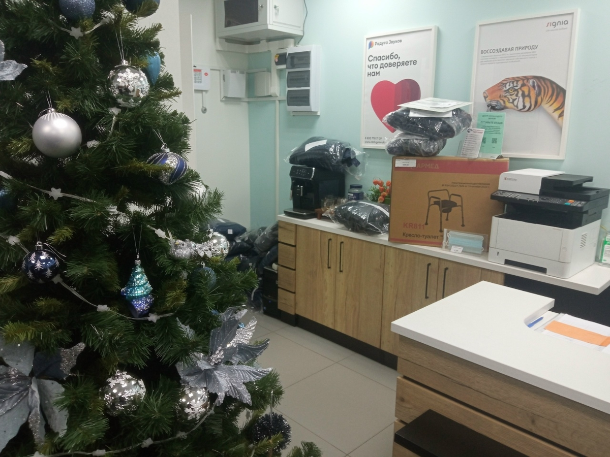 Внутри салона, разные изделия для инвалидов.