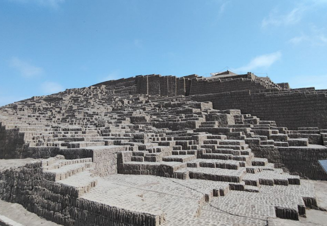 Хуака Пукьяна - раскопки в центре Лимы. Мое фото