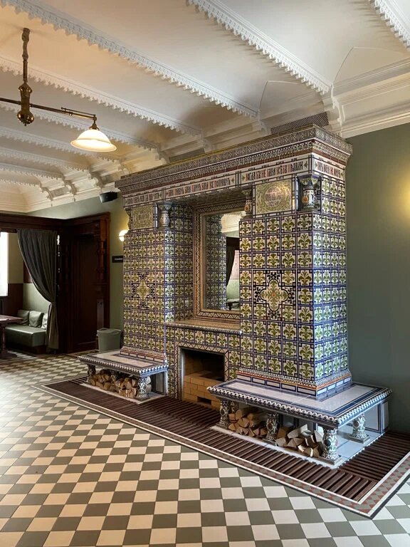 Во время реконструкции в «Фонарных банях» сохранили элементы старинного интерьера, например русские печи с изразцами. Фото: Виталий Какаров / Яндекс Карты