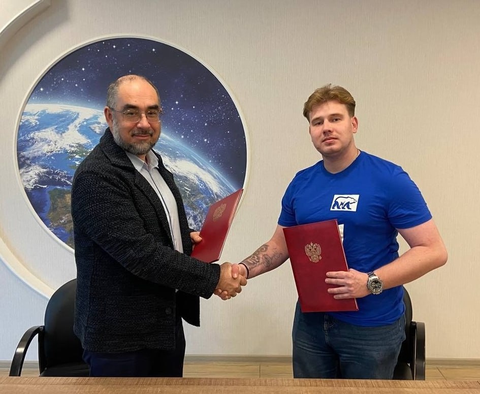 На подписании соглашения между ГУД и местным отделением «Молодой Гвардии Единой России»: и.о. ректора Андрей Деникин и Андрей Волков