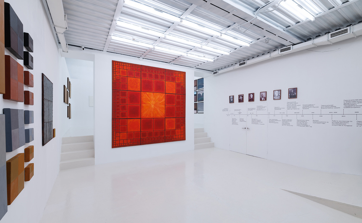    Экспозиция выставки «Надкультурный Абсолют или чувственное исследование времени»