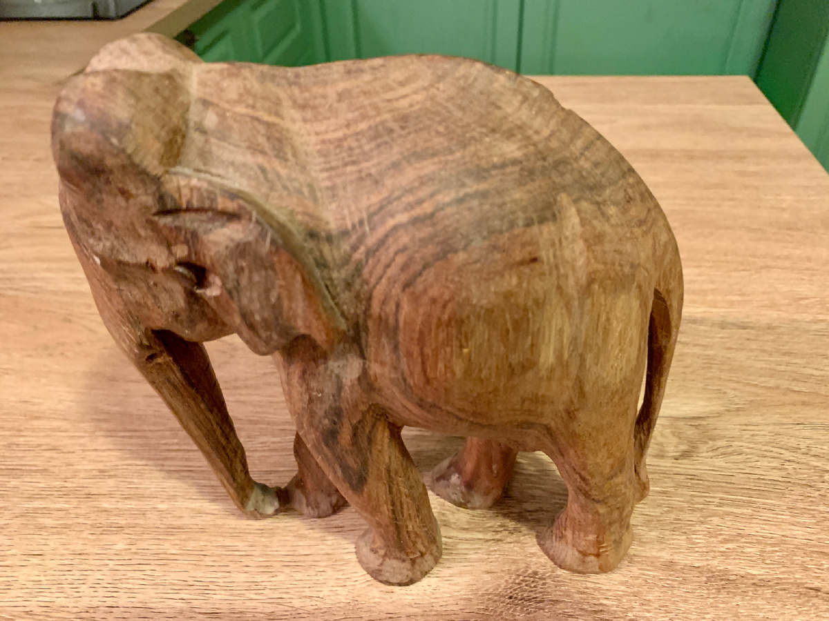 Слон куплен в магазине ГАНГА    в МОСКВЕ   в 1982 году.