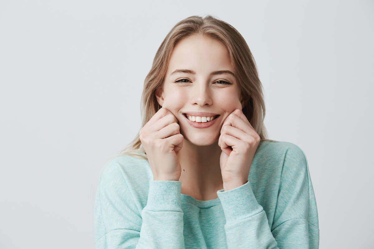 https://ru.freepik.com/free-photo/charming-broadly-smiling-with-perfect-teeth-young-european-woman-with-blonde-long-hair-wearing-light-blue-sweater-pinching-cheeks-mocking-having-good-mood-fun-face-expressions-emotions_9117031.htm#fromView=search&page=1&position=1&uuid=4e45111d-56b9-4c42-8cc7-2267dff74520&query=%D0%B7%D1%83%D0%B1%D1%8B