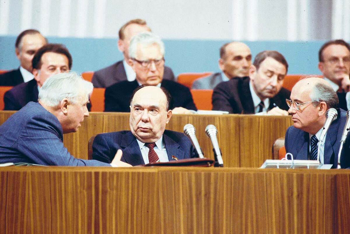 Между антиподами – Лигачёвым и Горбачёвым / Юрий Абрамочкин / РИА НОВОСТИ