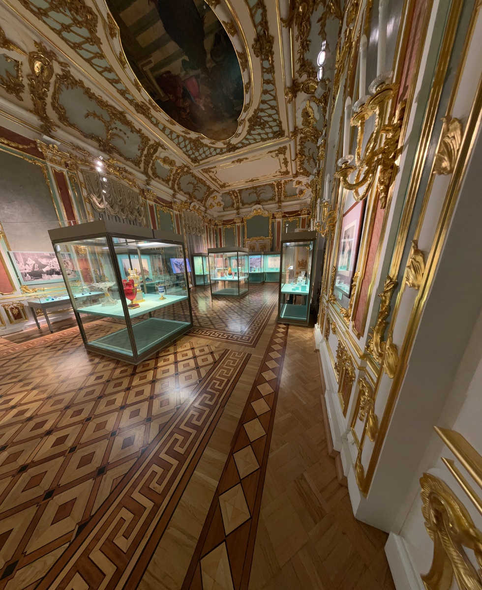 Выставка «"…Блеск кристалла и тонкость граней…". Русское стекло XVIII – начала ХХ века с резьбой и гравировкой» в Малой Церкви Зимнего дворца. Фото автора.