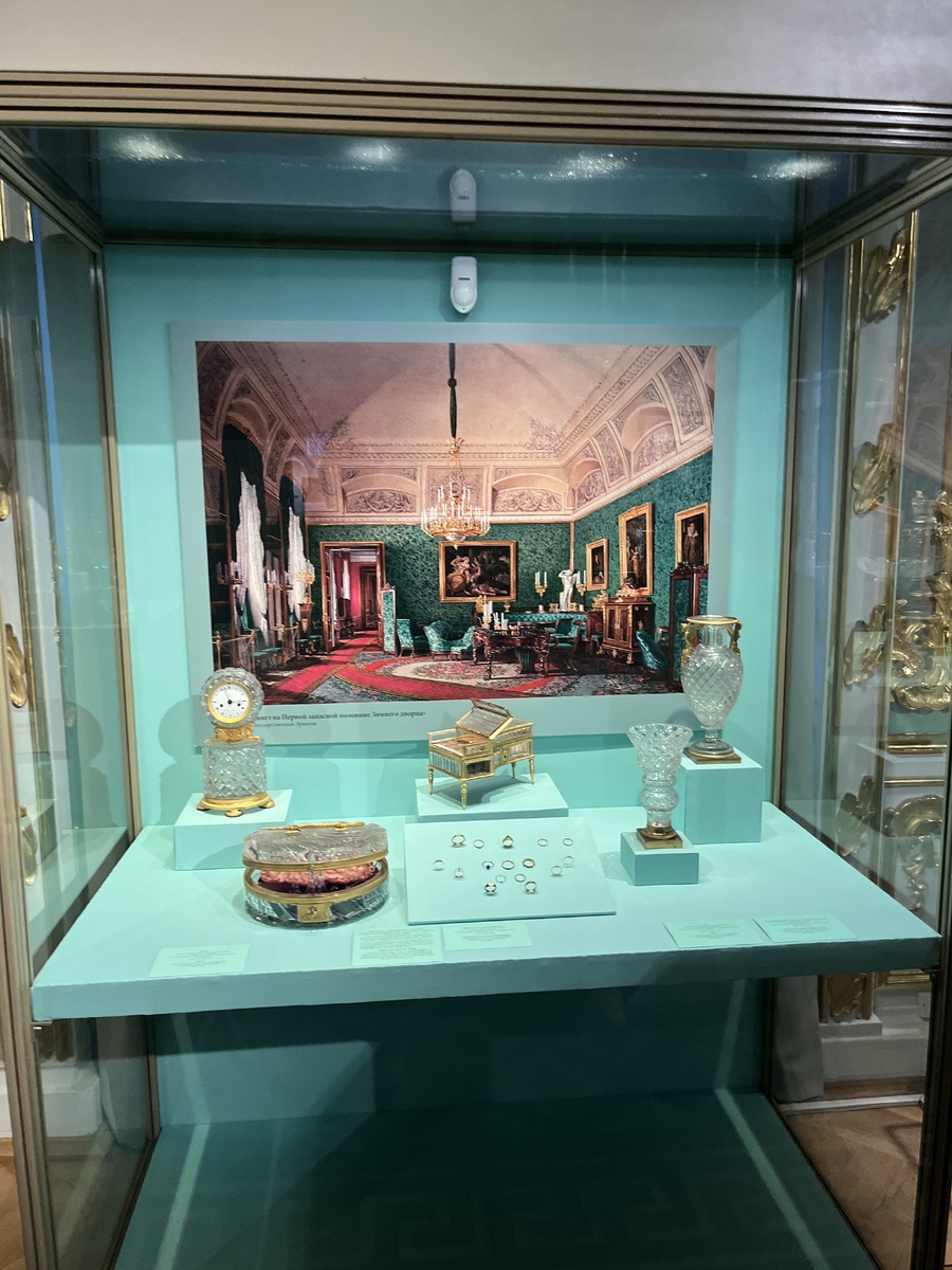 Одна из витрин на выставке «„…Блеск кристалла и тонкость граней…“. Русское стекло XVIII – начала ХХ века с резьбой и гравировкой». Фото автора.