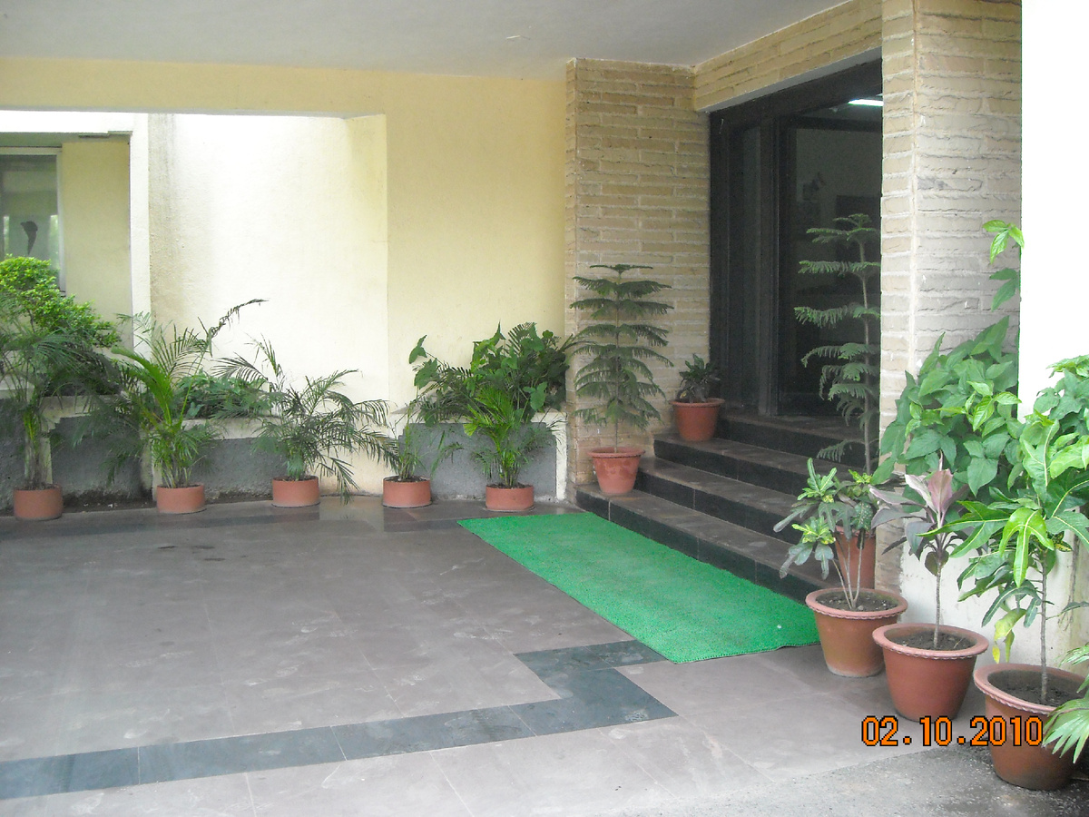 У входа в гостиницу