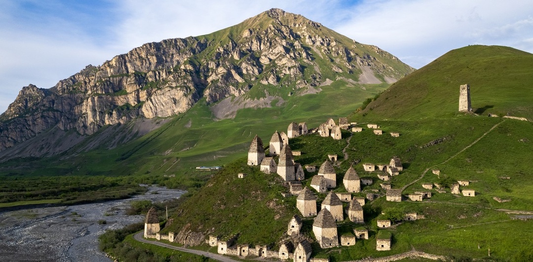 Город мёртвых Даргавс. Какую известность приобрело крупнейшее кавказское захоронение эпохи Средневековья