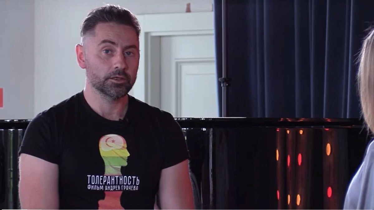 Режиссер Андрей Грачев в футболке с постером своего же фильма