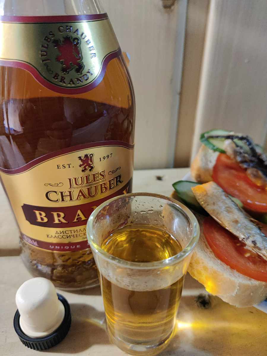 Пить данный бренди можно только с закуской.