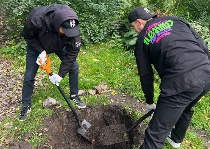    Волонтеры подготавливают землю для пересадки растений Мария Михайлова