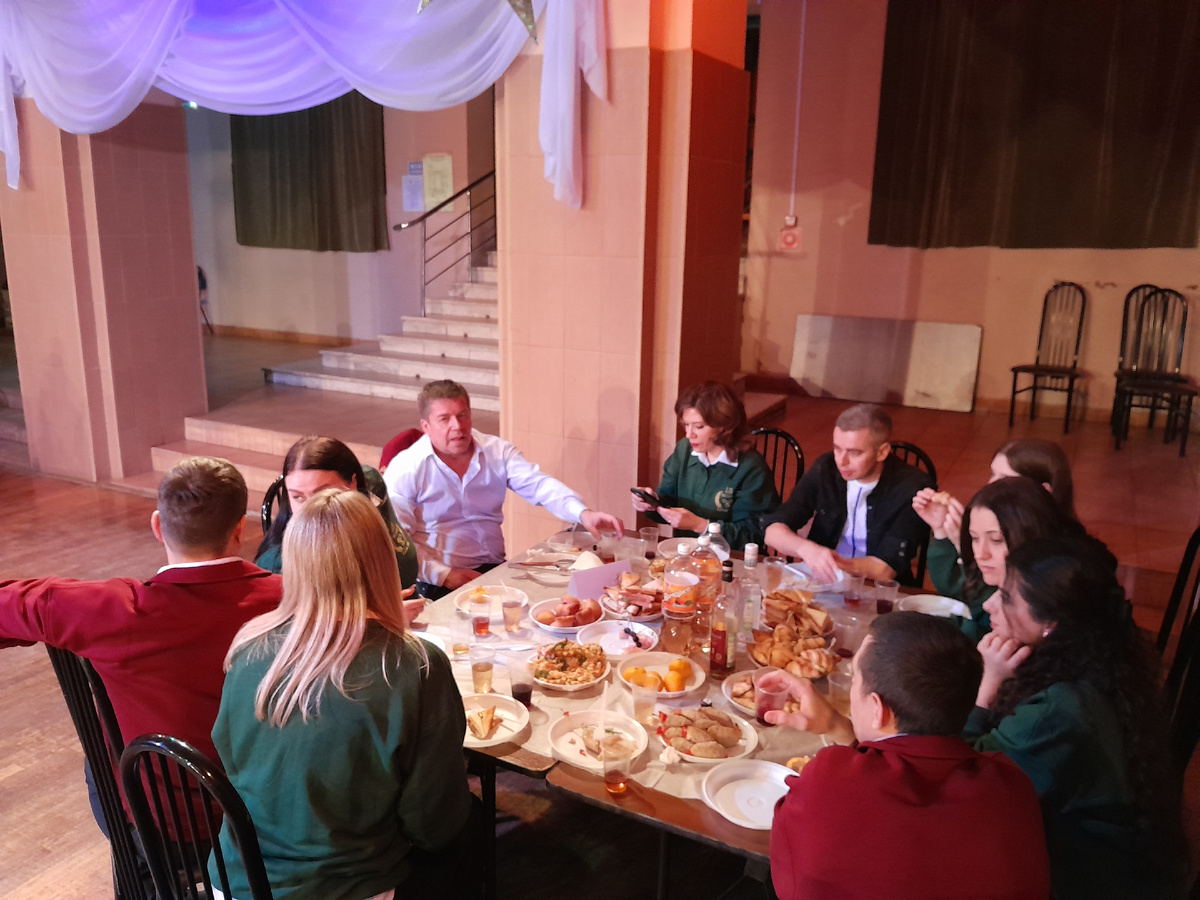 Все команды на фуршете (фото автора)