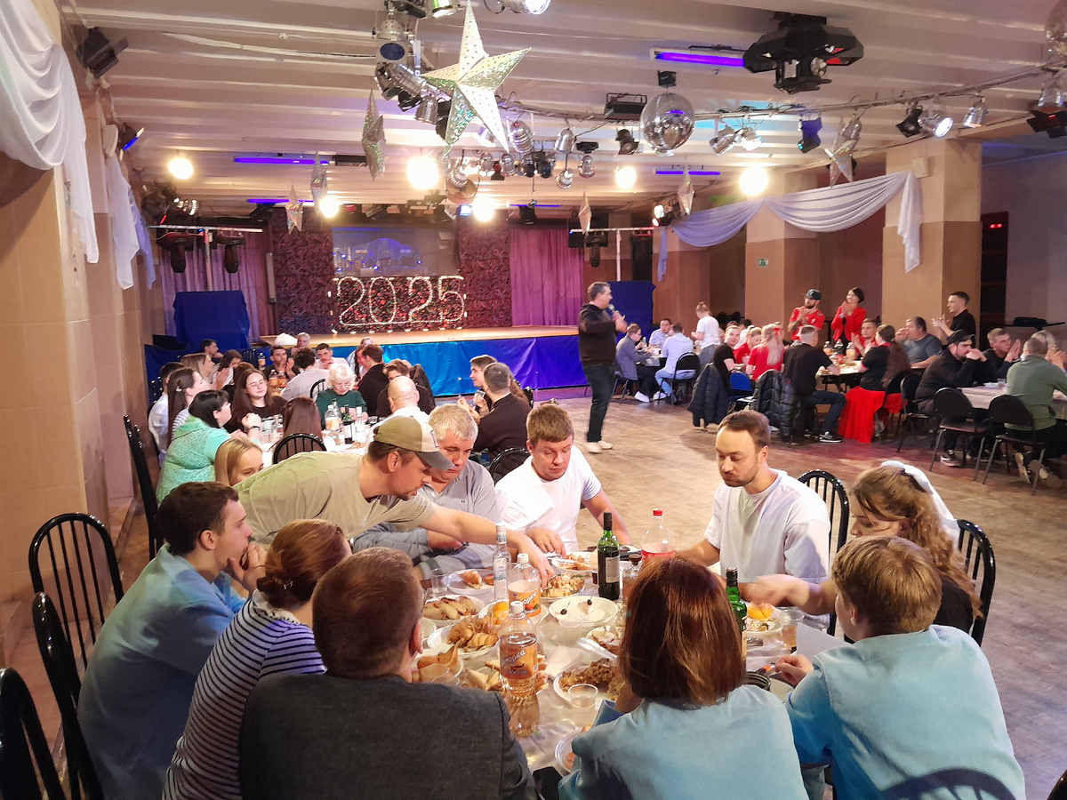 Все команды на фуршете (фото автора)