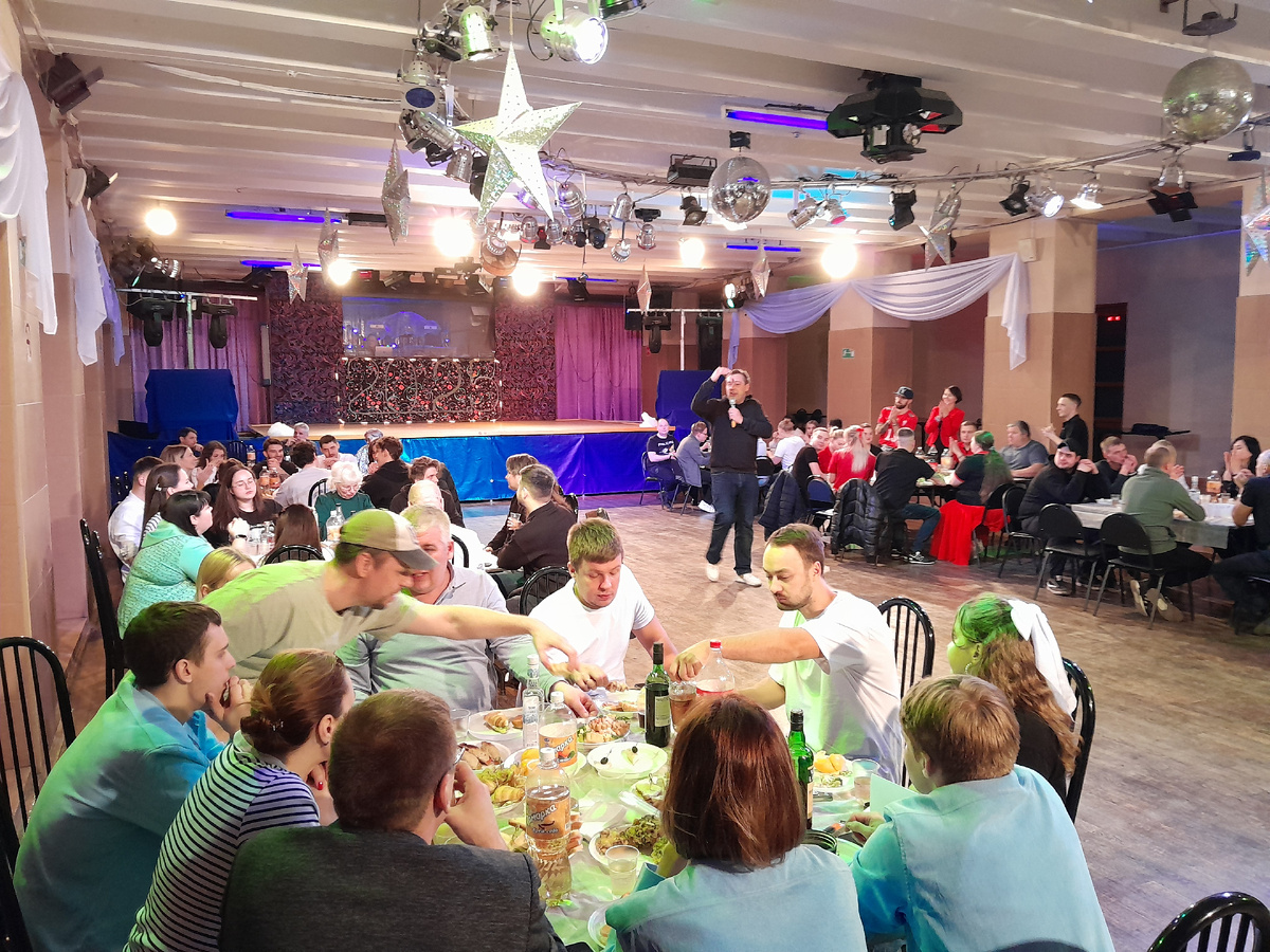 Все команды на фуршете (фото автора)