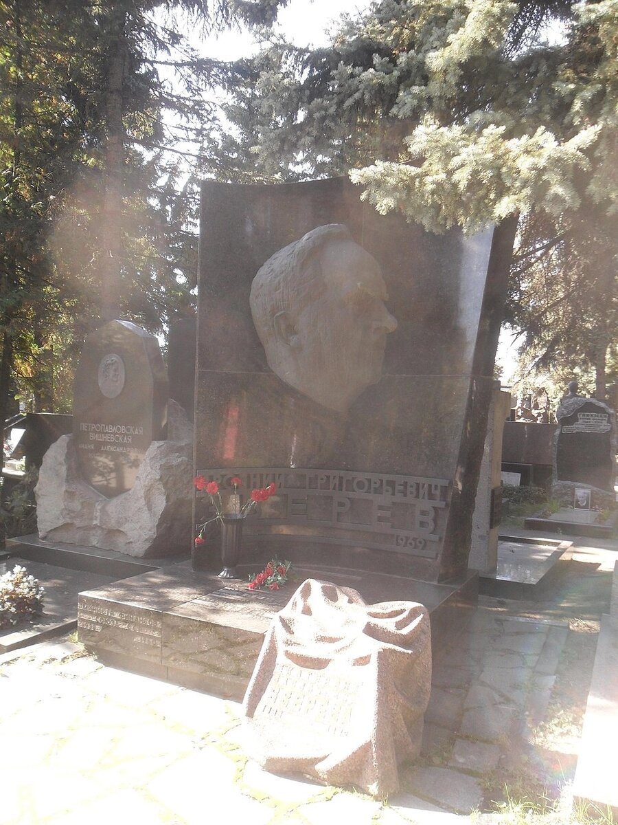    Могила Зверева на Новодевичьем кладбище Москвы. Фото: ru.wikipedia.org