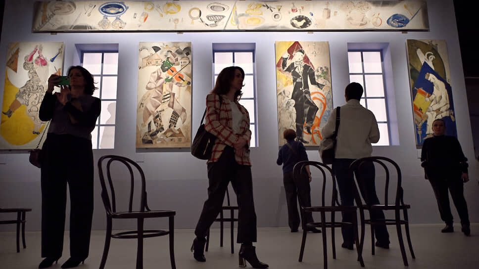 Главный аттракцион выставки — смонтированные по первоначальному замыслу панно Шагала для Еврейского театра.📷Фото: Антон Новодерёжкин / Коммерсантъ