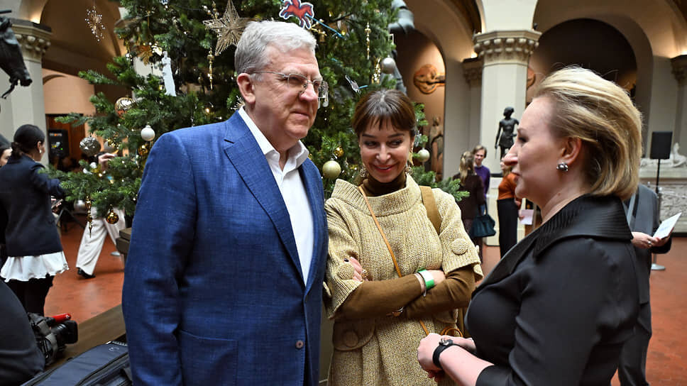 Председатель совета директоров Российской экономической школы (РЭШ) Алексей Кудрин, его супруга, сооснователь интеллектуального клуба «418» Ирина и директор Государственного музея изобразительных искусств имени Пушкина Ольга Галактионова (слева направо) во время пресс-показа выставки.📷Фото: Антон Новодерёжкин / Коммерсантъ