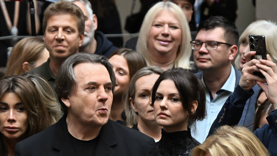 Генеральный директор телекомпании «Первый канал» Константин Эрнст (второй слева) и актриса Лянка Грыу (в центре).📷Фото: Антон Новодерёжкин / Коммерсантъ