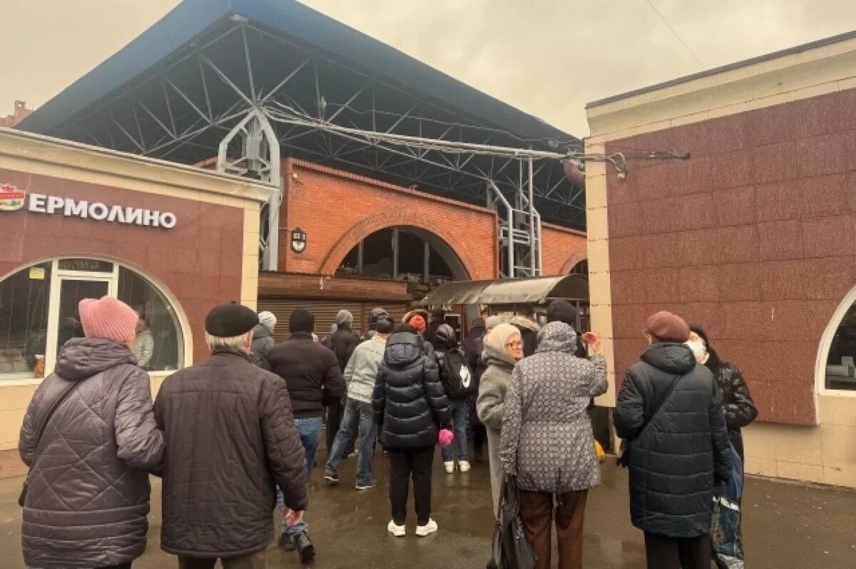    Жители Невского района идут к Правобережному рынку, обсуждают его судьбу, гибель в огне, некоторые даже плачут.