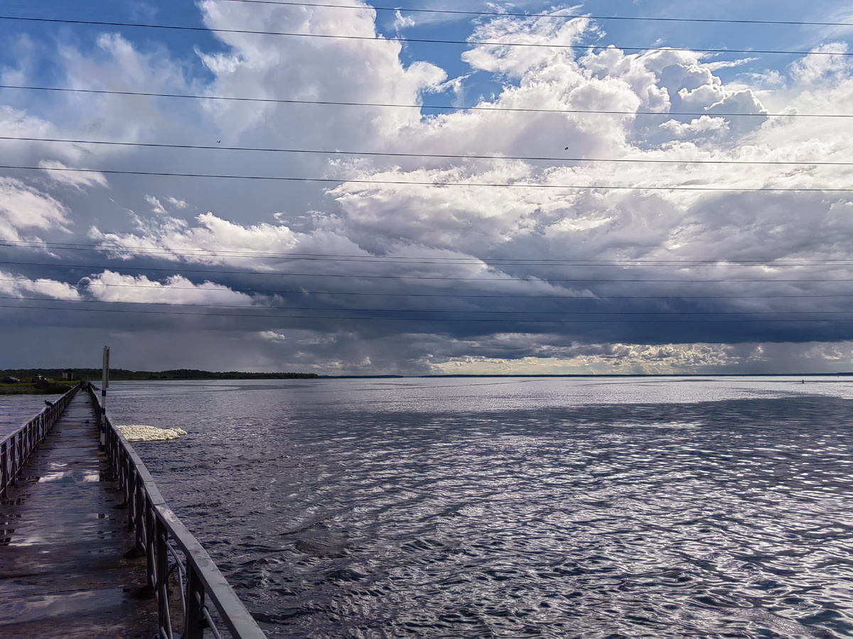 Нарвское водохранилище и ледозащитное сооружение с пешеходной площадкой  у истока Нарвского канала 