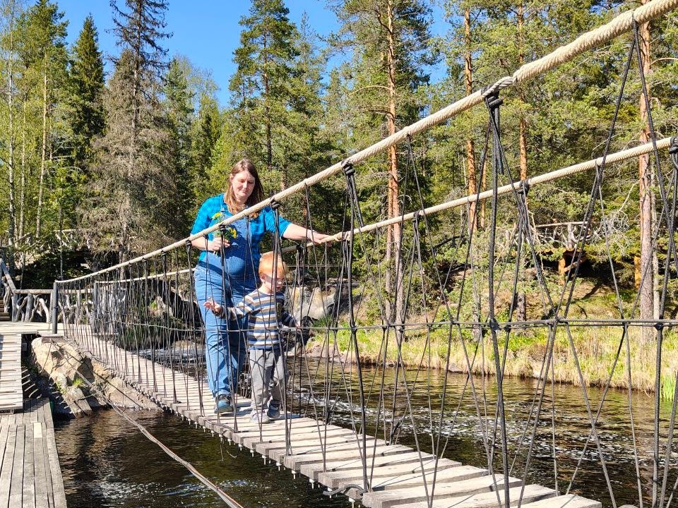 Сперва Лёня боялся ходить по этим мостам