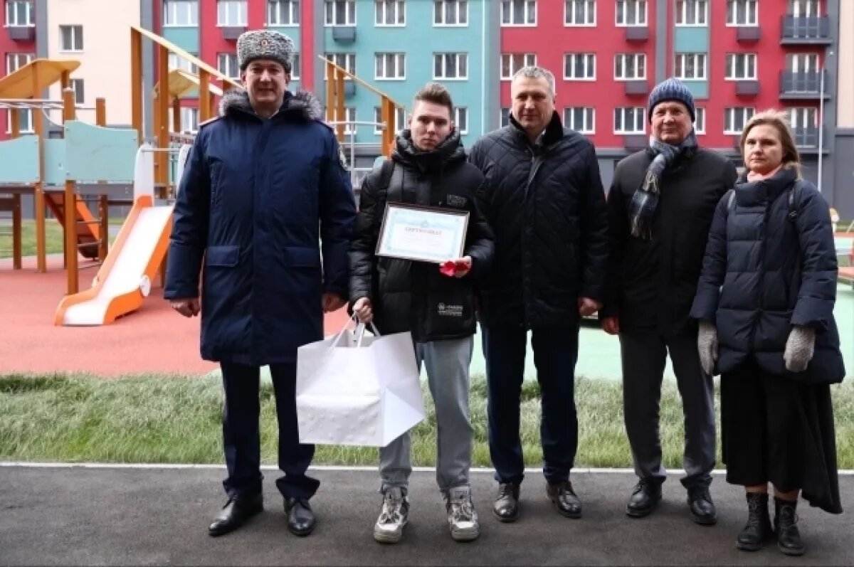    Иван Носков и Павел Олейник вручили детям-сиротам ключи от квартир